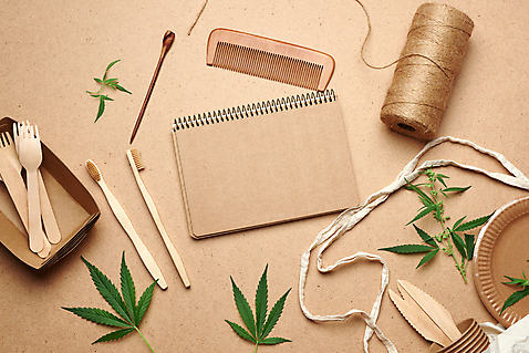 포토 JPG 해외이미지 접시 잎 실내 사람없음 공책 재활용 칫솔 종이컵 일회용 천 친환경 나무칼 나무포크 갈색배경 해외포토 식물 식기 백그라운드 포크 문구용품 내부 컵 위생용품 갈색 환경 직물 칼 파일형식