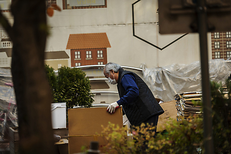 포토 자연요소 1 라이프스타일 노년 남자 뷰포인트 모션 사람 동양인 성인 경제 수집 사회이슈 남자한명만 노인남자만 파일형식 들기 한국인 70대 경제활동 할아버지 고령화 독거노인 한명 상반신 폐지수집 옆모습 JPG 서기 노인남자한명만 정리 주간 야외 실버라이프 국내포토