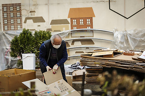 포토 자연요소 1 라이프스타일 노년 남자 뷰포인트 모션 사람 동양인 성인 경제 수집 사회이슈 남자한명만 노인남자만 파일형식 앞모습 들기 경제활동 할아버지 고령화 독거노인 한명 상반신 폐지수집 한국인 70대 JPG 서기 노인남자한명만 마스크 정리 주간 야외 실버라이프 국내포토