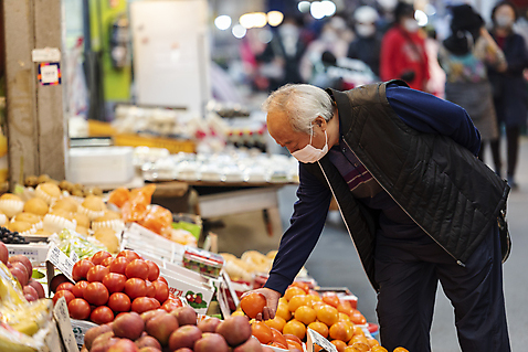 포토 자연요소 1 라이프스타일 노년 남자 뷰포인트 모션 사람 동양인 성인 경제 사회이슈 파일형식 독거노인 과일 한명 상반신 옆모습 한국인 시장 할아버지 70대 고령화 JPG 들기 서기 경제활동 마스크 주간 야외 실버라이프 국내포토