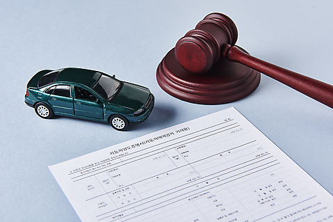 포토 백그라운드 자동차 실내 내부 파란색 모형 거래 파일형식 범죄 속임수 피해 중고거래 중고차 자동차모형 스튜디오촬영 의사봉 계약서 JPG 사람없음 파란배경 국내포토