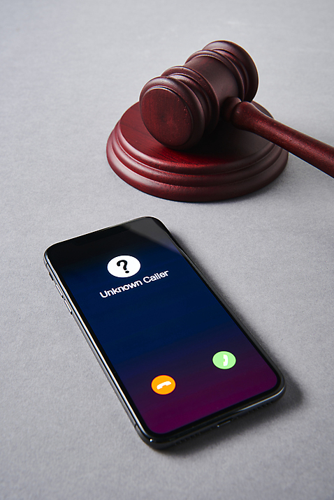 포토 백그라운드 실내 내부 핸드폰 스마트기기 회색 피싱 파일형식 속임수 피해 회색배경 범죄 의사봉 보이스피싱 스튜디오촬영 스마트폰 JPG 사람없음 국내포토