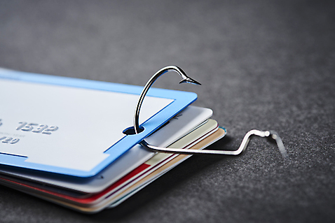 포토 뷰포인트 백그라운드 실내 내부 금융 거래 회색 낚시용품 파일형식 근접촬영 중고거래 온라인 범죄 속임수 피해 회색배경 신용카드 낚싯바늘 스튜디오촬영 JPG 사람없음 국내포토