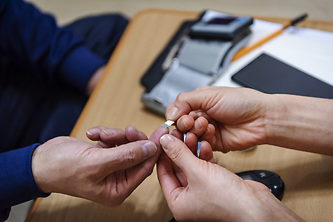 포토 직업 노년 뷰포인트 가구 모션 건강 관리 사람 내부 신체부위 의료용품 도움 질병 사회복지 복지 파일형식 혈당계 들기 근접촬영 사회복지사 독거노인 보살핌 봉사 JPG 실내 책상 손 건강관리 노인복지 당뇨병 국내포토