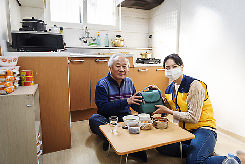 포토 직업 시선 노년 뷰포인트 가방 모션 탁자 표정 사람 동양인 성인 내부 장년 식사 도움 사회복지 복지 파일형식 마스크 미소 응시 상반신 도시락가방 한국인 여자 봉사 남자 70대 두명 사회복지사 앞모습 독거노인 옆모습 30대 보살핌 JPG 실내 앉기 밥상 주방 들기 점심식사 노인복지 국내포토