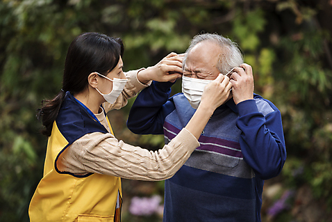 포토 자연요소 직업 노년 뷰포인트 모션 휴식 촬영기법 표정 사람 동양인 성인 장년 도움 사회복지 복지 파일형식 아웃포커스 보살핌 벗기 찡그림 한국인 여자 봉사 남자 70대 마스크 사회복지사 두명 독거노인 옆모습 30대 JPG 주간 야외 상반신 노인복지 산책 국내포토