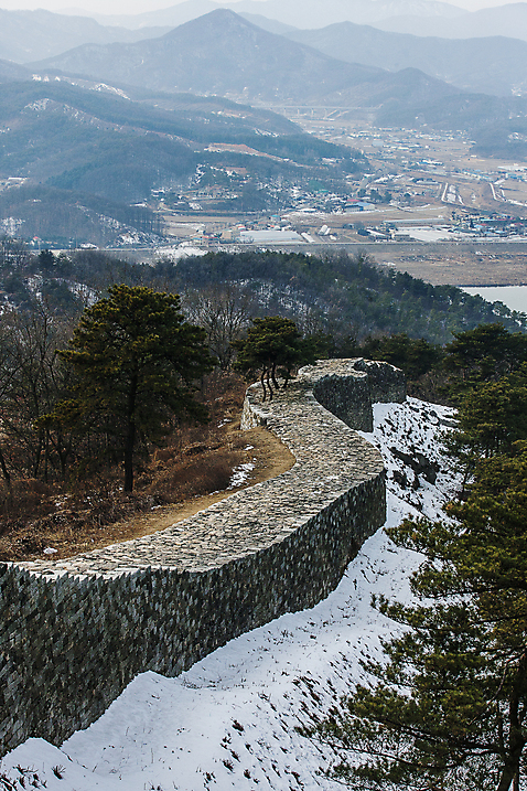 포토 자연요소 계절 아시아 길 여행 날씨 한국 성 경기도 파일형식 여주_지역 여주시 산 풍경 마을 파사성 겨울 눈 성벽 JPG 사람없음 주간 야외 국내여행 돌길 성곽길 국내포토