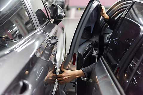 포토 육상교통 뷰포인트 모션 사람 신체부위 주차 주차장 파일형식 옆모습 주차위반 차문 잡기 손 JPG 자동차 지하주차장 국내포토