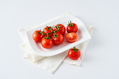 포토 JPG 스튜디오촬영 음식 토마토 채소 식재료 방울토마토 단면 디저트 실내 사람없음 물방울 흰배경 슬라이스 천_직물 국내포토 백그라운드 내부 흰색 직물 파일형식