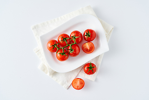 포토 JPG 스튜디오촬영 음식 토마토 채소 식재료 방울토마토 단면 디저트 실내 사람없음 하이앵글 물방울 흰배경 슬라이스 천_직물 국내포토 뷰포인트 백그라운드 내부 흰색 직물 파일형식