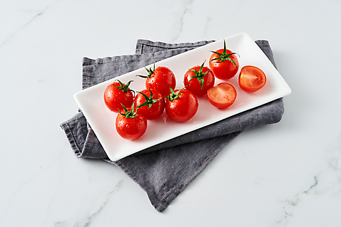 포토 JPG 스튜디오촬영 음식 토마토 채소 식재료 방울토마토 단면 디저트 실내 사람없음 물방울 신선 흰배경 슬라이스 천_직물 국내포토 백그라운드 내부 흰색 직물 파일형식