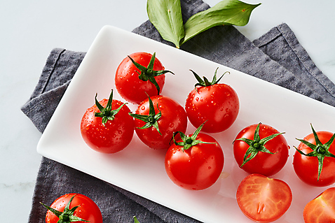 포토 JPG 스튜디오촬영 접시 음식 잎 토마토 채소 식재료 방울토마토 단면 디저트 실내 사람없음 물방울 신선 흰배경 슬라이스 천_직물 국내포토 식물 식기 백그라운드 내부 흰색 직물 파일형식