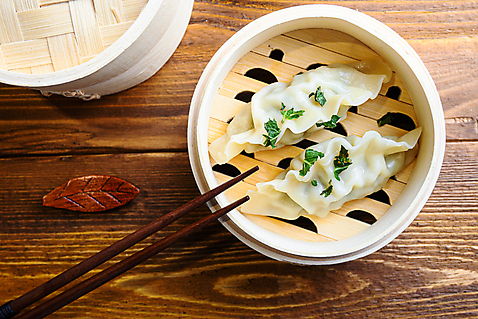 포토 음식 뷰포인트 백그라운드 젓가락 찜기 수저받침대 파일형식 젓가락받침대 하이앵글 중식 만두 실내 사람없음 JPG 해외이미지 해외202105 나무배경 나무젓가락 대나무찜기 해외포토