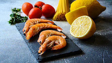 포토 JPG 해외이미지 음식 포크 토마토 채소 재료 새우 파슬리 요리 사람없음 허브 해산물 날것 바질 카피스페이스 해외202105 해외포토 식물 식기 갑각류 공백 파일형식