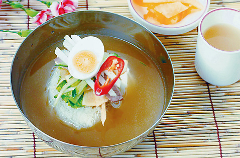 포토 JPG 한국문화 한식 음식 여름음식 실내 사람없음 컵 면류 냉면 육수 제철음식 국내포토 동양문화 식기 한국 내부 제철 파일형식 여름_계절