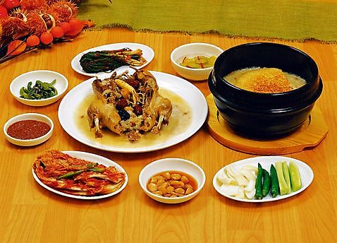 포토 JPG 한국문화 한식 음식 채소 반찬 여름음식 김치 실내 육류 사람없음 닭고기 뚝배기 삼계탕 제철음식 국내포토 동양문화 식재료 한국 내부 보양식 제철 파일형식 여름_계절