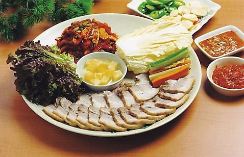 포토 JPG 한국문화 한식 음식 채소 오이 실내 육류 돼지고기 사람없음 당근 양념 배추 보쌈 쌈장 국내포토 동양문화 식재료 뿌리채소 한국 내부 파일형식