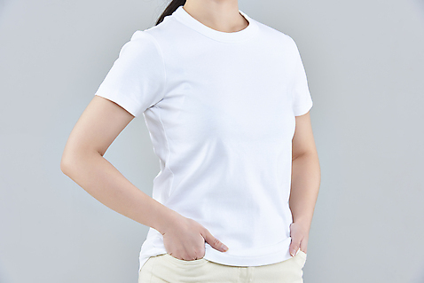 포토 JPG 스튜디오촬영 여자 패션 회색배경 실내 한명 상반신 20대 성인 옆모습 한국인 반팔티셔츠 주머니손 흰옷 목업 성인여자한명만 국내포토 1 옷 뷰포인트 백그라운드 티셔츠 모션 사람 동양인 청년 내부 회색 여자한명만 성인여자만 파일형식