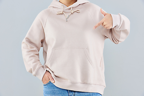 포토 JPG 스튜디오촬영 옷 여자 패션 40대 중년 회색배경 실내 한명 상반신 앞모습 한국인 가리킴 주머니손 후드티셔츠 목업 후드_모자티 중년여자한명만 국내포토 1 뷰포인트 백그라운드 티셔츠 모션 사람 동양인 손짓 성인 내부 회색 여자한명만 중년여자만 파일형식