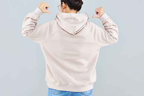 포토 JPG 스튜디오촬영 옷 여자 패션 40대 중년 회색배경 실내 한명 상반신 뒷모습 한국인 가리킴 후드티셔츠 목업 후드_모자티 중년여자한명만 국내포토 1 뷰포인트 백그라운드 티셔츠 사람 동양인 손짓 성인 내부 회색 여자한명만 중년여자만 파일형식