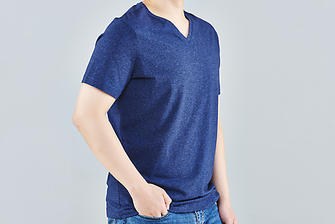 포토 JPG 스튜디오촬영 옷 패션 남자 회색배경 실내 한명 상반신 20대 성인 옆모습 한국인 반팔티셔츠 주머니손 목업 성인남자한명만 국내포토 1 뷰포인트 백그라운드 티셔츠 모션 사람 동양인 청년 내부 회색 남자한명만 성인남자만 파일형식