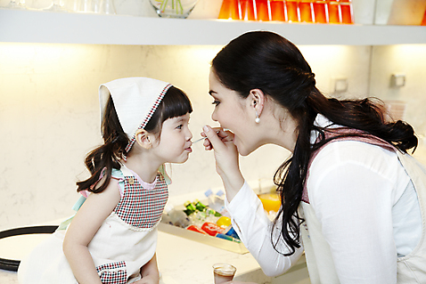포토 JPG 서양인 외국인 해외기획촬영 라이프스타일 여자 2011년태국 딸 행복 어린이 포즈 가족 놀이 엄마 실내 두건 사랑 요리 서기 웃음 들기 사람 상반신 성인 두명 라이프 컵 30대 귀여움 주방 숟가락 앞치마 자녀 체험 먹기 먹여주기 즐거움 푸딩 가정학습 여자만 소녀_어린이 국내포토 식기 교육 감정 컨셉 관계 모션 디저트 수저 표정 인종 내부 생활 장년 파일형식