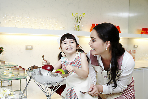 포토 JPG 서양인 외국인 해외기획촬영 라이프스타일 여자 2011년태국 꽃 딸 행복 어린이 포즈 과일 가족 놀이 엄마 디저트 실내 두건 사랑 요리 서기 웃음 들기 사람 상반신 성인 두명 라이프 컵 30대 귀여움 케이크 주방 숟가락 꽃병 앞치마 자녀 체험 사과 조각케이크 즐거움 푸딩 가정학습 여자만 소녀_어린이 국내포토 식물 식기 교육 감정 음식 컨셉 관계 모션 수저 표정 인종 내부 생활 장년 파일형식