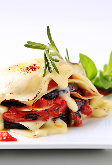 포토 JPG 해외이미지 접시 음식 조각 토마토 채소 가지 치즈 파스타 요리 사람없음 그릴 라자냐 해외202004 해외202105 해외포토 식기 주방용품 유제품 서양음식 이탈리아음식 파일형식