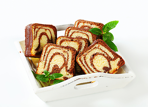 포토 JPG 해외이미지 음식 티타임 디저트 사람없음 목재 바구니 초콜릿 얼음 횡단보도 달콤 아침식사 굽기 슬라이스 해외202004 해외202105 스펀지케이크 해외포토 자연요소 나무 재료 휴식 케이크 식사 보행로 맛 구이 파일형식