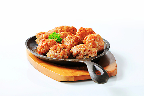 포토 JPG 해외이미지 스튜디오촬영 음식 도마 육류 돼지고기 사람없음 검은색 치킨 튀김 프라이팬 인스턴트 미트볼 다진 땅바닥 입가심 타파스 해외202004 해외202105 해외포토 컬러 식재료 주방용품 바닥 실내 애피타이저 닭고기요리 파일형식