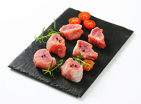 포토 JPG 해외이미지 스튜디오촬영 음식 도마 육류 돼지고기 스테이크 사람없음 검은색 신선 허리 향신료 날것 후추 성분 로즈메리 석판 정물화 해외202004 해외202105 컬러 식재료 서양음식 실내 신체부위 허브 그림 향미료 파일형식 해외포토