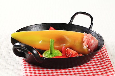 포토 JPG 해외이미지 스튜디오촬영 음식 토마토 채소 육류 돼지고기 사람없음 빨간색 검은색 신선 프라이팬 가득함 확인 냅킨 날것 후추 폭식 다진 땅바닥 음식준비 행주 해외202004 해외202105 컬러 식재료 주방용품 바닥 실내 청소도구 향신료 준비 파일형식 해외포토