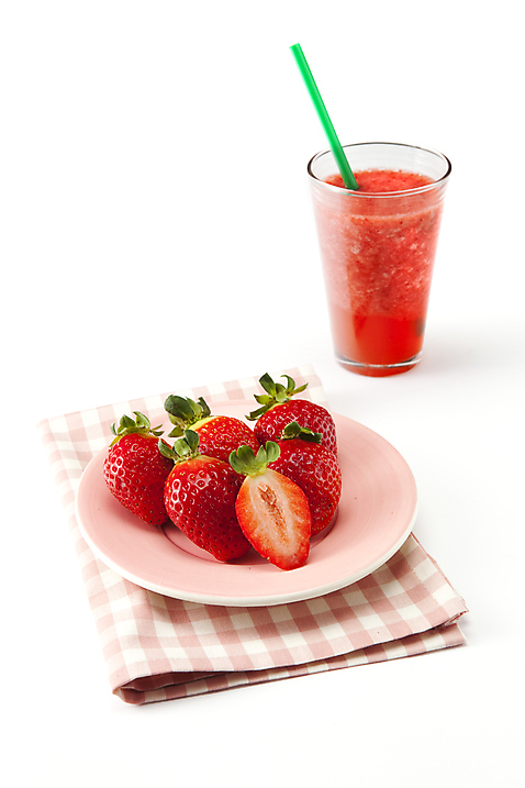 포토 식기 음료 컬러 과일 실내 내부 주스 과일주스 제철 파일형식 JPG 사람없음 딸기주스 스튜디오촬영 잔 딸기 음식 빨간색 식탁보 빨대 누끼 제철과일 국내포토