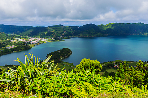 포토 JPG 해외이미지 나무 식물 구름 무료이미지 공원 유럽 호수 섬 자연 하늘 산 풍경 사람없음 야외 계곡 전원 도시 숲 포르투갈 언덕 해외202105 해외포토 자연요소 공공시설 나라 전기에너지 생태계 파일형식 무료콘텐츠
