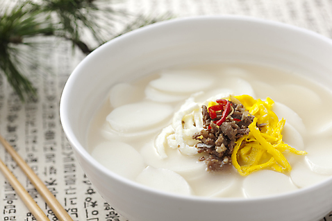 포토 전통 명절 기념일 아시아 한식 음식 잎 겨울 수저 실내 내부 전통음식 파일형식 사람없음 JPG 스튜디오촬영 떡국 설날 젓가락 솔잎 한국 겨울음식 국내포토