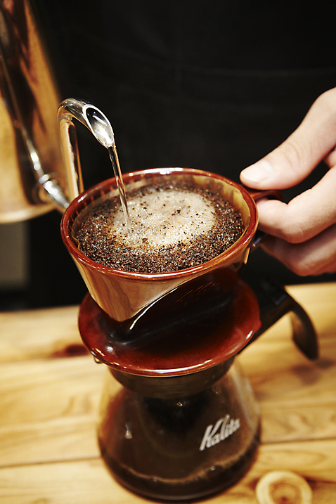 포토 직업 종이 커피 음료 주방용품 사람 내부 신체부위 상점 커피용품 파일형식 JPG 드립커피 실내 핸드드립 카페 거름종이 주전자 드립 손 바리스타 국내포토