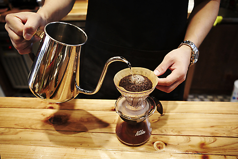 포토 직업 종이 커피 음료 주방용품 사람 내부 신체부위 상점 커피용품 파일형식 JPG 드립커피 실내 카페 핸드드립 거름종이 주전자 드립 손 바리스타 국내포토