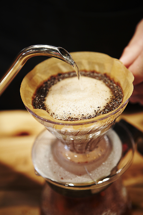 포토 종이 커피 음료 주방용품 사람 내부 신체부위 상점 커피용품 파일형식 JPG 실내 드립커피 카페 핸드드립 거름종이 주전자 드립 손 국내포토