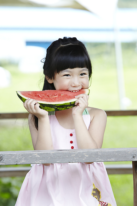 포토 JPG 주간 나무 학생 라이프스타일 여자 어린이교육 교육 어린이라이프 초등학생 어린이 포즈 과일 모션 여름음식 수박 한명 웃음 들기 사람 앉기 동양인 상반신 야외 라이프 앞모습 10대 농장 한국인 농촌 시골 체험학습 체험 먹기 원두막 농장체험 여자만 여자한명만 소녀만 제철음식 제철과일 미소_표정 소녀_어린이 국내포토 자연요소 식물 1 음식 뷰포인트 컨셉 농업 청소년 표정 인종 생활 제철 어린이만 파일형식 여름_계절