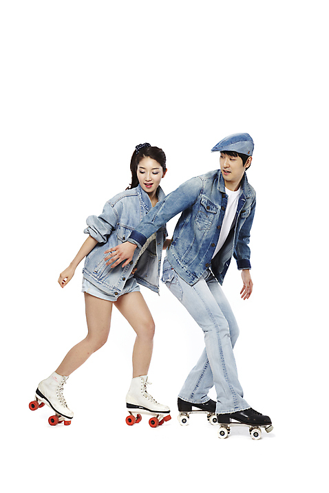 포토 JPG 스튜디오촬영 전신 모자_잡화 라이프스타일 커플 옷 여자 패션 남자 한쌍 포즈 반바지 모션 놀이 레저 실내 서기 웃음 누끼 사람 동양인 20대 성인 취미 두명 옆모습 캐주얼 레포츠 유행 한국인 스케이트 청바지 뒤돌아보기 롤러블레이드 승차 즐거움 복고 롤러 청자켓 롤러장 청년만 성인만 청춘_젊음 미소_표정 추억_회상 국내포토 잡화 감정 스포츠용품 뷰포인트 컨셉 바지 관계 표정 인종 청년 내부 생활 재킷 파일형식