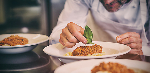 포토 JPG 해외이미지 백인 직업 손 남자 행복 음식 중년 50대 유니폼 잎 비즈니스 손가락 넥타이 관리 종류 요리 서기 미소 사람없음 주방 식당 요리사 잡기 작업 고명 고급 준비 밀가루 밀가루반죽 음식준비 페스츄리 스타일 세련 해외202105 해외포토 서양인 식물 잡화 옷 감정 빵 컨셉 모션 표정 사람 성인 신체부위 상점 가루 반죽 파일형식