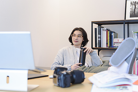 포토 JPG 남자 맨라이프 휴식 실내 한명 들기 상반신 성인 옆모습 30대 노트북 카메라 한국인 사진사 재택근무 텀블러 프리랜서 싱글라이프 성인남자한명만 안경낌 미소_표정 국내포토 직업 1 라이프스타일 안경 뷰포인트 컨셉 비즈니스 모션 표정 사람 동양인 내부 컵 장년 전자제품 작가 남자한명만 성인남자만 파일형식