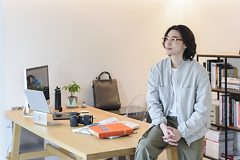 포토 JPG 남자 맨라이프 휴식 실내 한명 앉기 상반신 성인 옆모습 30대 노트북 컴퓨터 카메라 한국인 깍지 사진사 책상 재택근무 프리랜서 싱글라이프 성인남자한명만 안경낌 미소_표정 국내포토 직업 1 라이프스타일 안경 뷰포인트 가구 컨셉 비즈니스 모션 표정 사람 동양인 손짓 내부 장년 전자제품 작가 남자한명만 성인남자만 파일형식