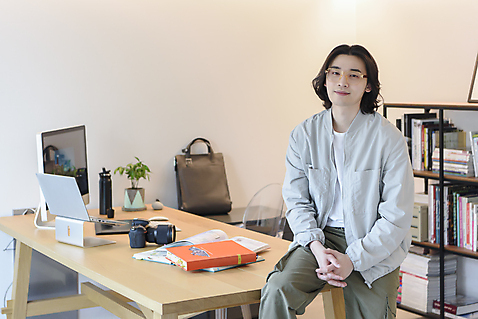 포토 JPG 응시 남자 맨라이프 휴식 실내 한명 앉기 상반신 성인 앞모습 책 30대 노트북 컴퓨터 카메라 한국인 깍지 사진사 책상 재택근무 프리랜서 싱글라이프 성인남자한명만 안경낌 미소_표정 국내포토 직업 1 라이프스타일 시선 안경 뷰포인트 가구 컨셉 비즈니스 모션 표정 사람 동양인 손짓 내부 장년 전자제품 작가 남자한명만 성인남자만 파일형식