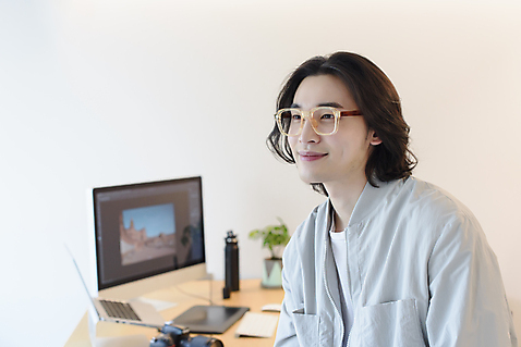 포토 JPG 남자 맨라이프 휴식 실내 한명 상반신 성인 옆모습 아웃포커스 30대 노트북 컴퓨터 한국인 사진사 재택근무 프리랜서 싱글라이프 성인남자한명만 안경낌 미소_표정 국내포토 직업 1 라이프스타일 안경 뷰포인트 컨셉 비즈니스 촬영기법 표정 사람 동양인 내부 장년 전자제품 작가 남자한명만 성인남자만 파일형식