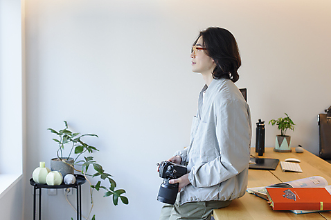포토 JPG 응시 남자 맨라이프 휴식 실내 한명 들기 상반신 성인 옆모습 30대 태블릿 카메라 한국인 사진사 책상 걸터앉기 재택근무 프리랜서 싱글라이프 성인남자한명만 안경낌 미소_표정 국내포토 직업 1 라이프스타일 시선 안경 뷰포인트 가구 컨셉 비즈니스 모션 표정 사람 앉기 동양인 내부 장년 전자제품 스마트기기 작가 남자한명만 성인남자만 파일형식