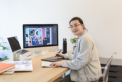 포토 JPG 응시 남자 맨라이프 실내 한명 상반신 성인 옆모습 30대 노트북 컴퓨터 태블릿 한국인 잡기 작업 디자이너 재택근무 일러스트레이터 프리랜서 싱글라이프 성인남자한명만 안경낌 미소_표정 국내포토 직업 1 라이프스타일 시선 안경 뷰포인트 비즈니스 모션 표정 사람 동양인 내부 장년 전자제품 스마트기기 남자한명만 성인남자만 파일형식