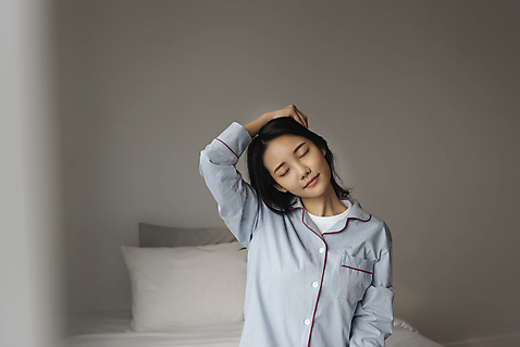 포토 1 라이프스타일 옷 감정 뷰포인트 침구 모션 사람 동양인 청년 내부 운동 여자한명만 성인여자만 파일형식 스트레칭 눈감음 실내 상쾌 한명 싱글라이프 20대 앞모습 우먼라이프 잠옷 여자 한국인 베개 JPG 성인여자한명만 성인 상반신 국내포토