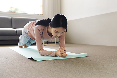 포토 1 라이프스타일 뷰포인트 건강 관리 사람 동양인 청년 내부 운동 여자한명만 성인여자만 파일형식 플랭크 매트 실내 한명 20대 옆모습 전신 건강관리 우먼라이프 한국인 여자 싱글라이프 JPG 성인여자한명만 성인 홈트레이닝 맨몸운동 국내포토