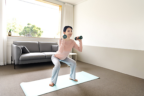 포토 1 라이프스타일 뷰포인트 의자 모션 건강 관리 사람 동양인 청년 내부 운동 여자한명만 성인여자만 파일형식 운동자세 스쿼트 들기 매트 소파 전신 건강관리 우먼라이프 아령 여자 한국인 싱글라이프 창문 실내 한명 20대 옆모습 JPG 성인여자한명만 성인 홈트레이닝 맨몸운동 국내포토